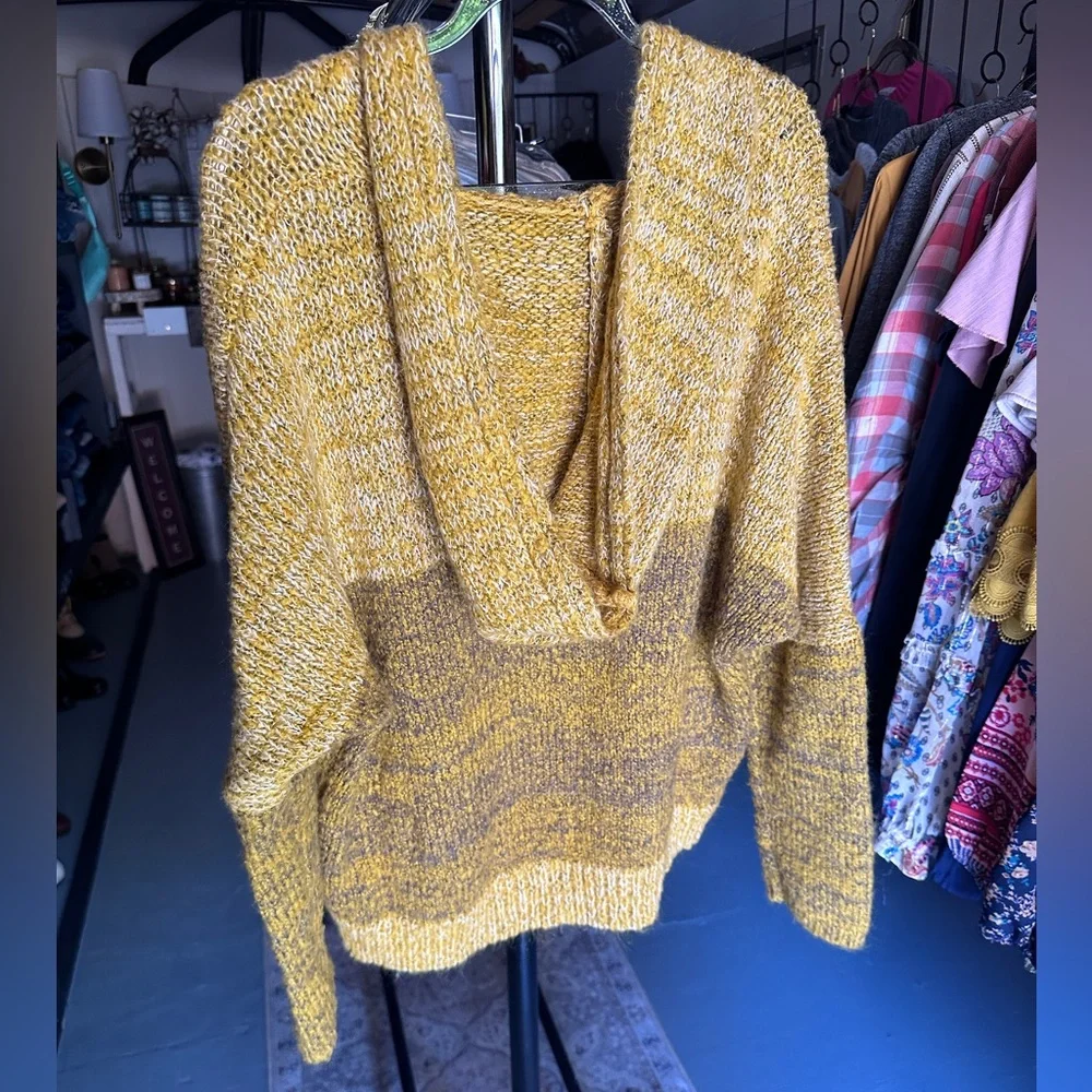 Elan hooded sweater woman’s size small - Picture 4 of 4